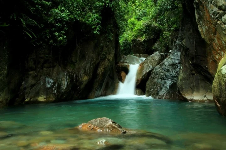 Kolam alami dan bebatuan di Curug Leuwi Hejo Bogor